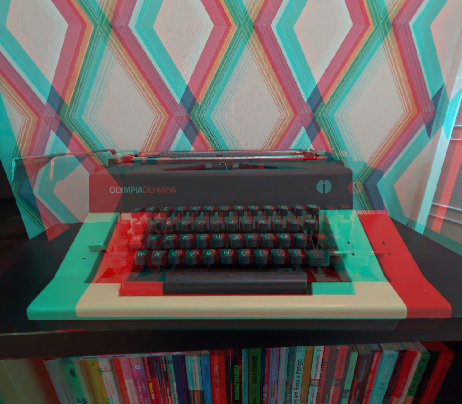 Red-Cyan anaglyph of an old typewriter